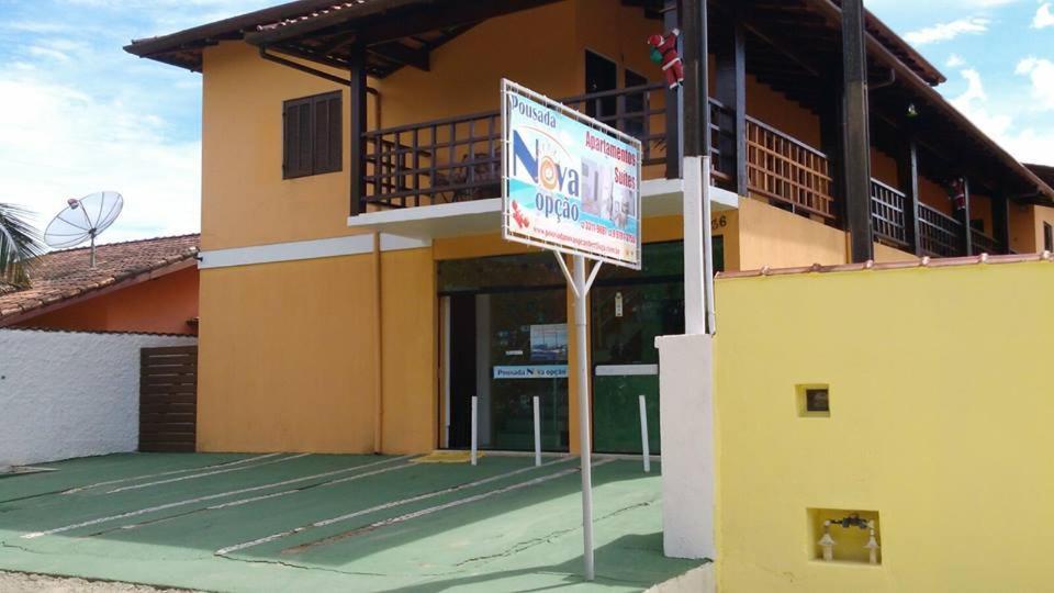 a building with a sign in front of it at Pousada Nova Opção in Bertioga