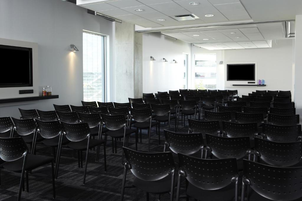 TV a/nebo společenská místnost v ubytování Alt Hotel Toronto Airport