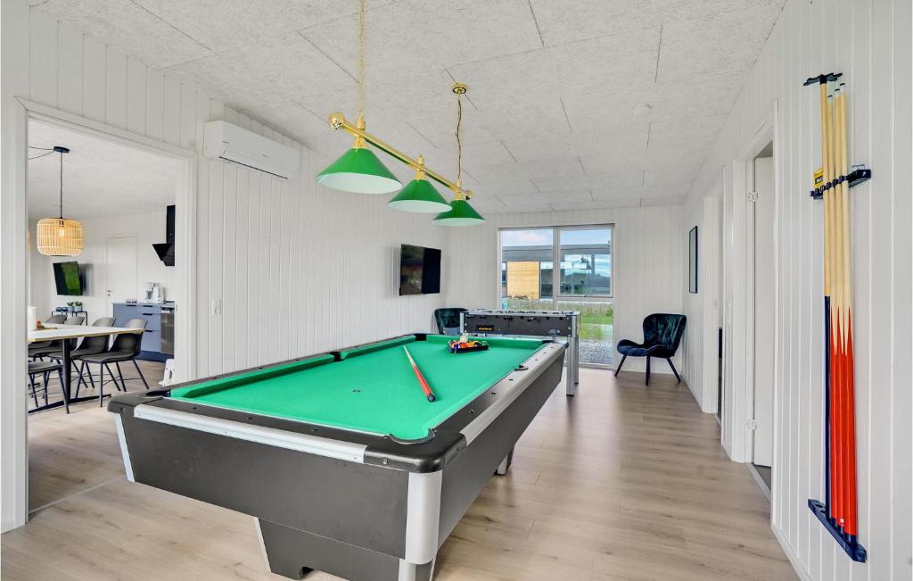 Biliár nebo kulečník v ubytování 4 Bedroom Stunning Home In Løgstrup
