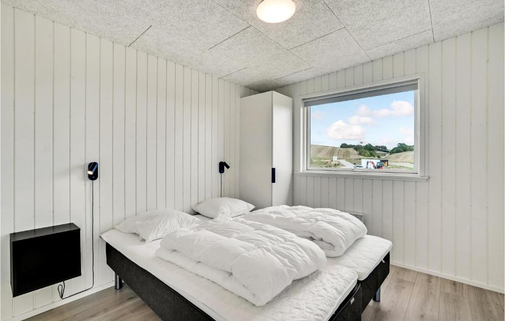 Postel nebo postele na pokoji v ubytování 4 Bedroom Stunning Home In Løgstrup