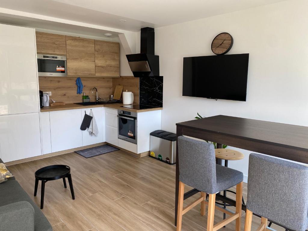 A kitchen or kitchenette at Amazing flat, Paris suburb, near Versailles ,Orly
