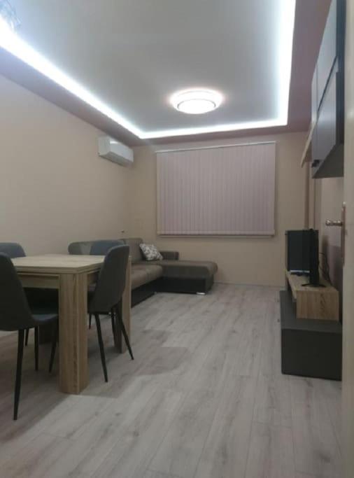 een vergaderzaal met een tafel en stoelen en een scherm bij Прекрасен апартамент в София in Sofia