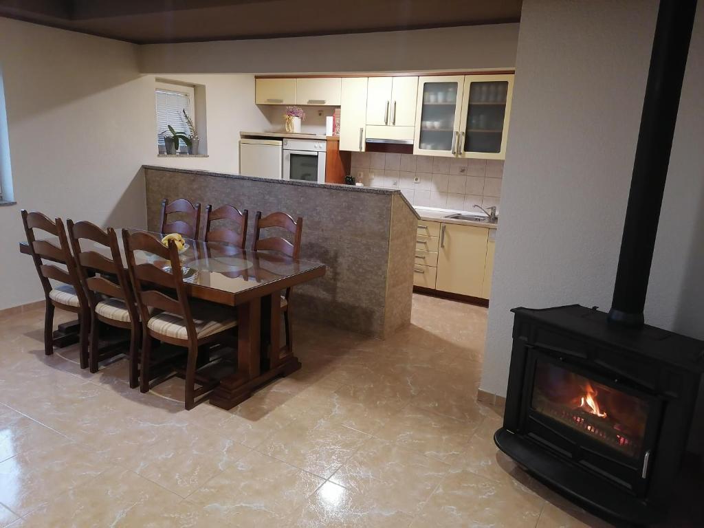 uma cozinha com uma mesa e um fogão num quarto em Holiday home Filip i Petra em Donji Proložac