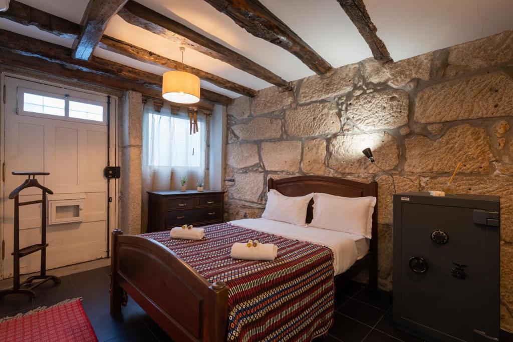 ein Schlafzimmer mit einem Bett mit zwei Kerzen darauf in der Unterkunft Casa da Hera - The Ivy House in Porto