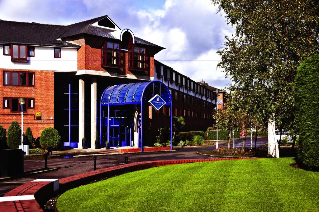 uma cabine telefónica azul em frente a um edifício em Copthorne Hotel Manchester Salford Quays em Manchester