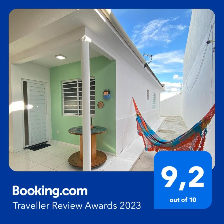 a room with a hammock and a house at Casa 181 Alto do Moura in Caruaru