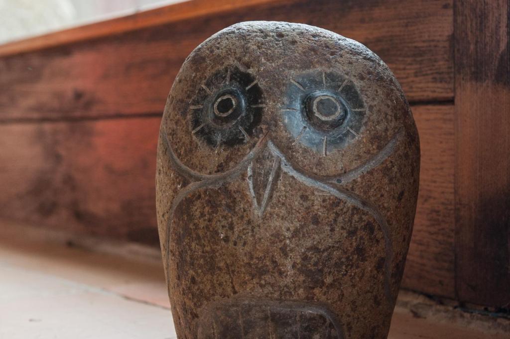 a close up of a vase with eyes on it at MAISON YUKTI - Magnifique maison de charme proche plage in Lampaul-Ploudalmézeau