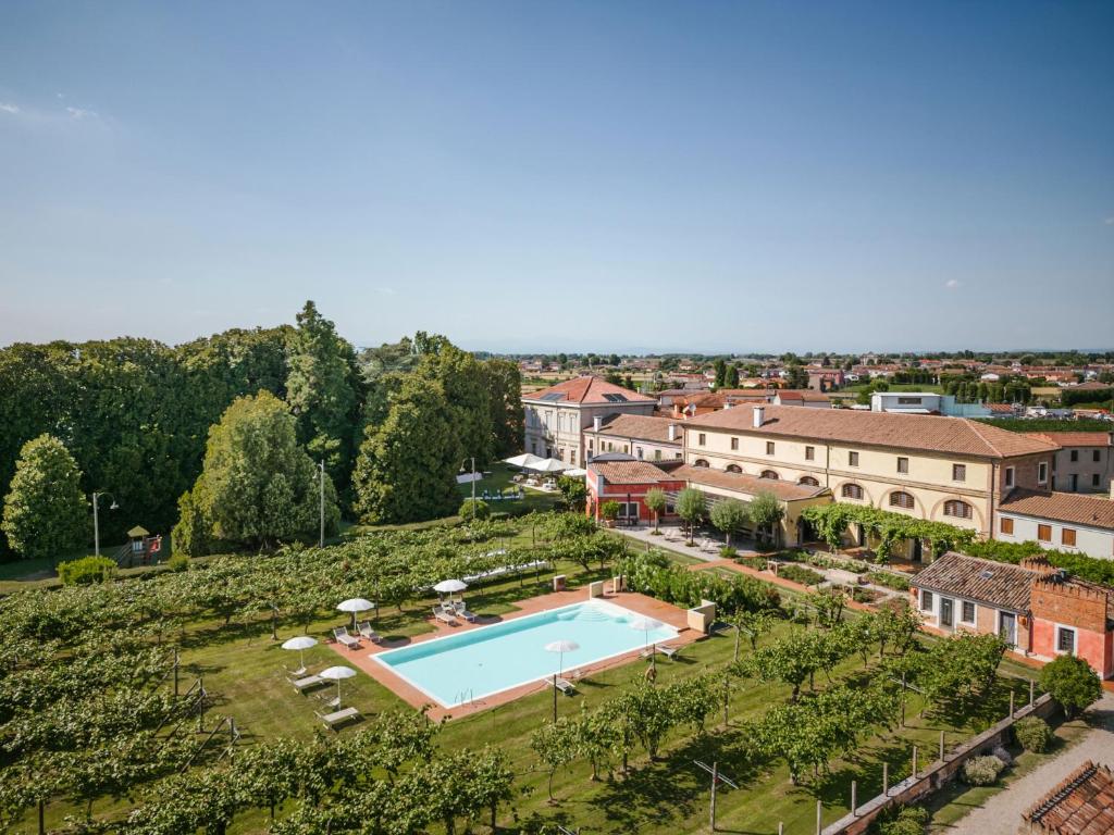 einen Luftblick auf eine Villa mit einem Pool in der Unterkunft Agriturismo Tenuta La Pila in Villa Bartolomea