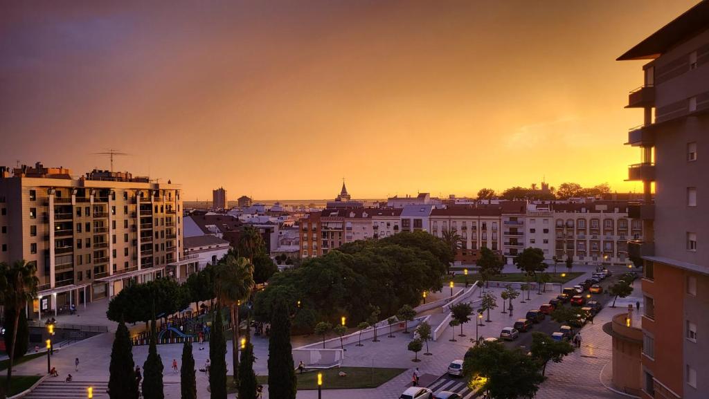 widok na miasto o zachodzie słońca z budynkami w obiekcie Villa Infante w mieście Huelva