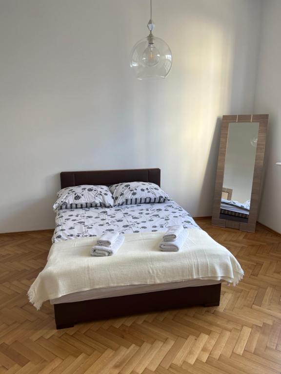 格地尼亞的住宿－Apartament Centrum II，一间卧室配有一张带镜子和灯的床