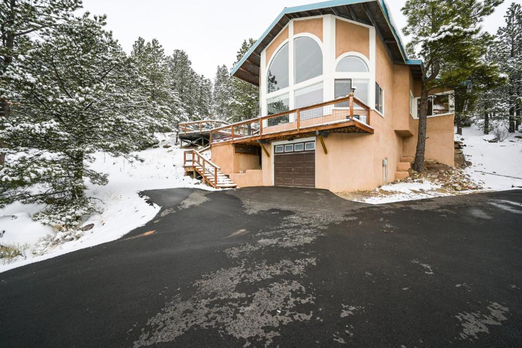 una casa con entrada en la nieve en Explorer's Retreat, en Taos