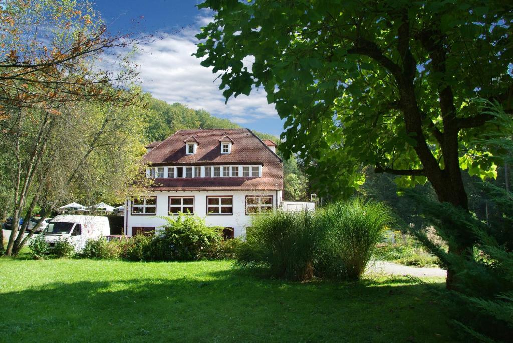 a house in the middle of a green yard at Kulinarium an der Glems in Stuttgart