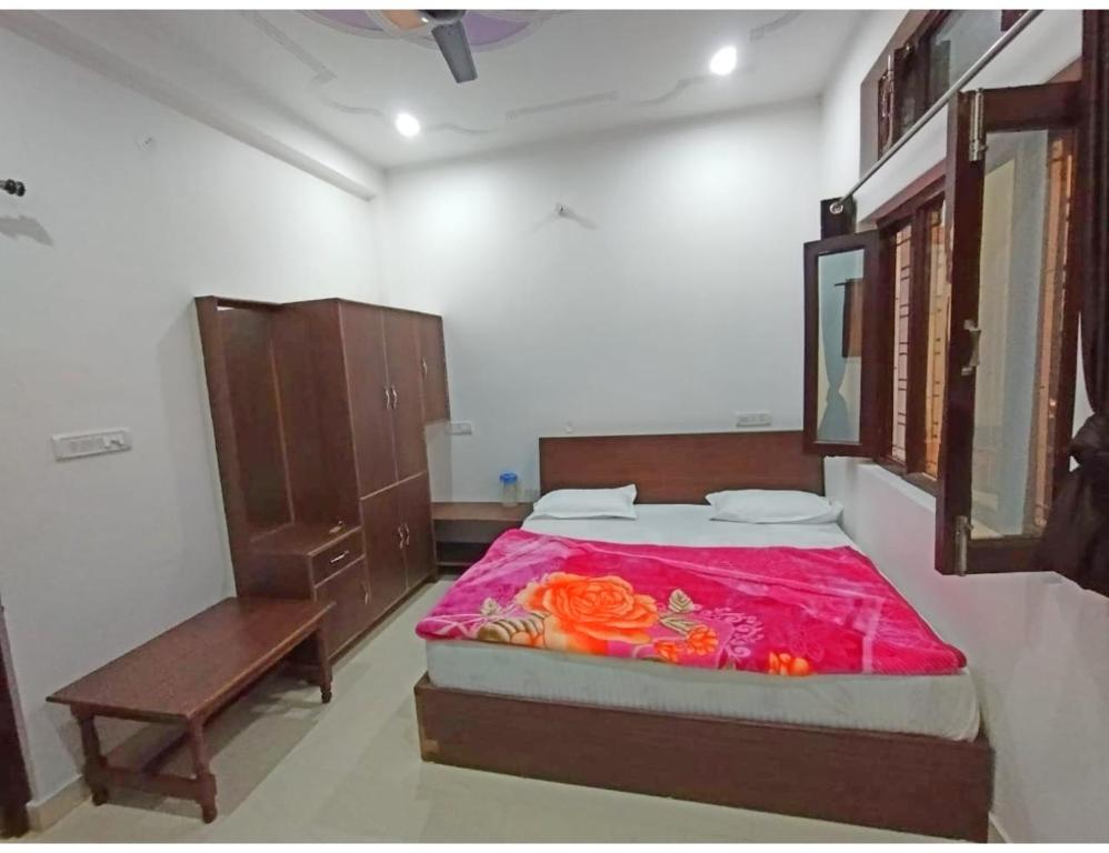 מיטה או מיטות בחדר ב-Hotel Tapovan Ganga view, Uttarkashi