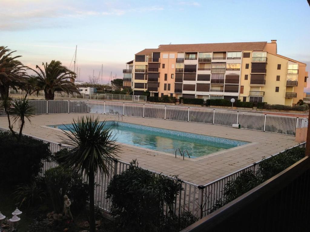 une grande piscine devant un immeuble dans l'établissement Appartement-Marina climatisé 4 couchages avec Piscine, à Saint Cyprien Plage