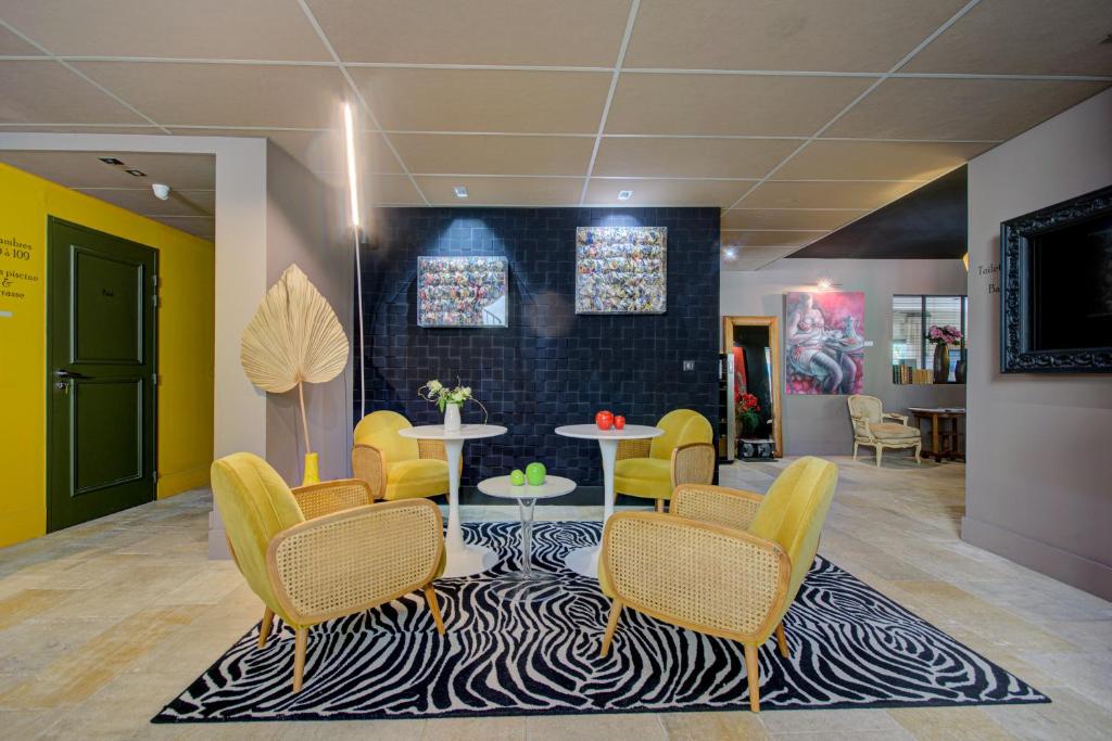 TV a/nebo společenská místnost v ubytování Hotel Bastide & SPA - Villa de Lourmarin
