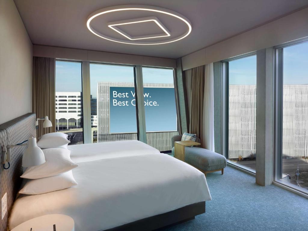 Postel nebo postele na pokoji v ubytování Hyatt Place Zurich Airport the Circle