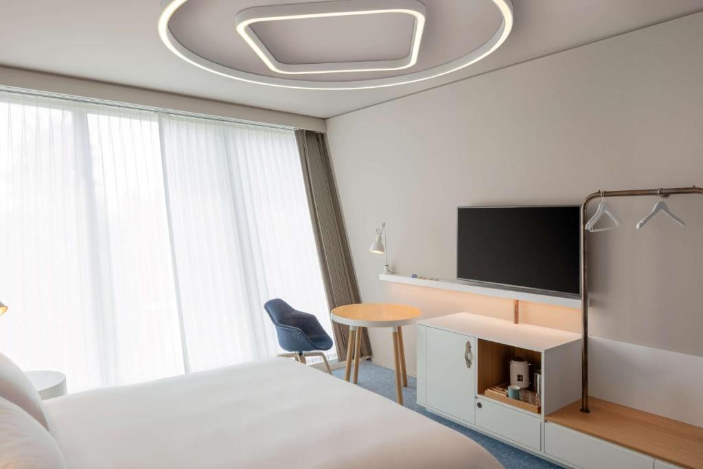 TV a/nebo společenská místnost v ubytování Hyatt Place Zurich Airport the Circle