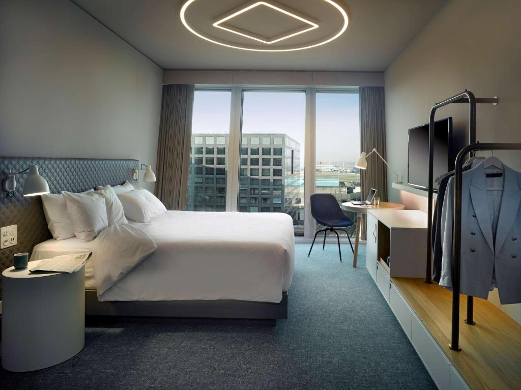 Postel nebo postele na pokoji v ubytování Hyatt Place Zurich Airport the Circle
