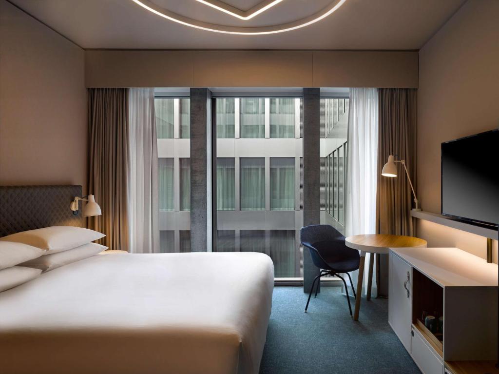 Postel nebo postele na pokoji v ubytování Hyatt Place Zurich Airport the Circle