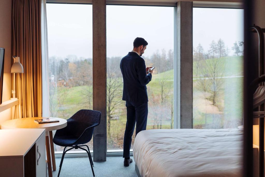 Postel nebo postele na pokoji v ubytování Hyatt Place Zurich Airport the Circle