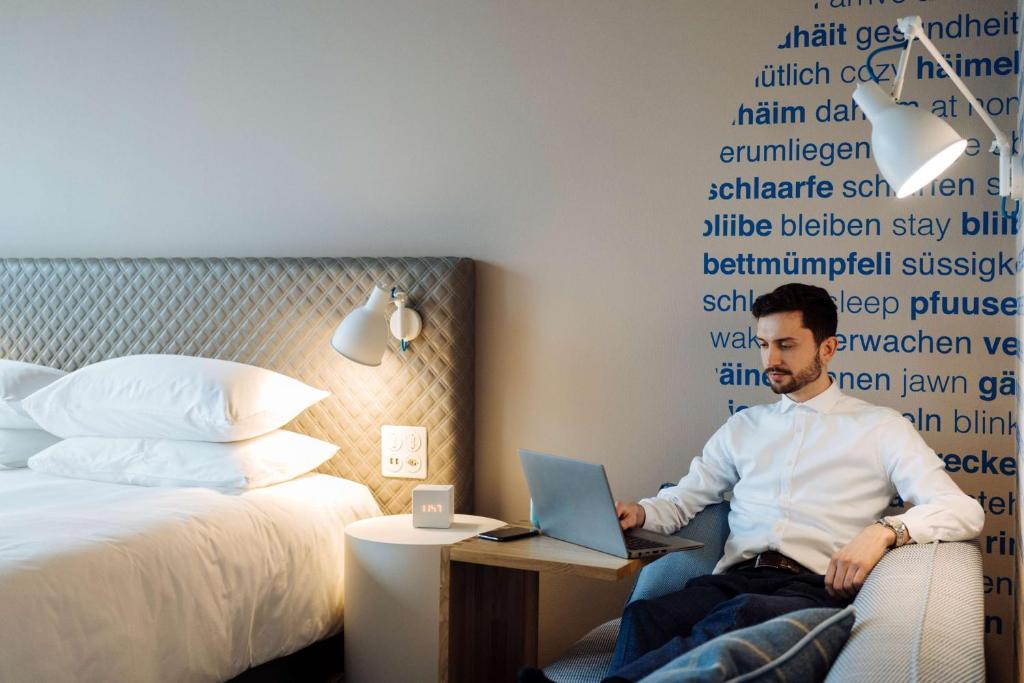 Postel nebo postele na pokoji v ubytování Hyatt Place Zurich Airport the Circle