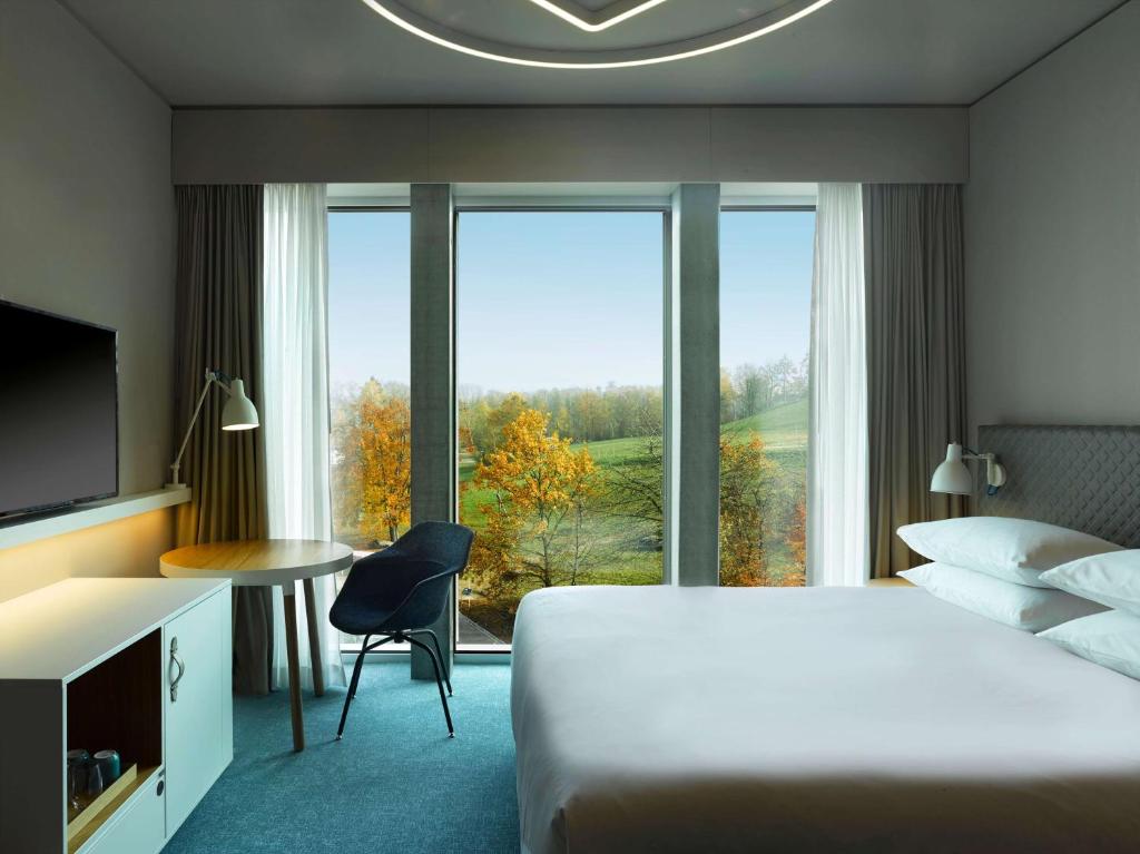 Postel nebo postele na pokoji v ubytování Hyatt Place Zurich Airport the Circle