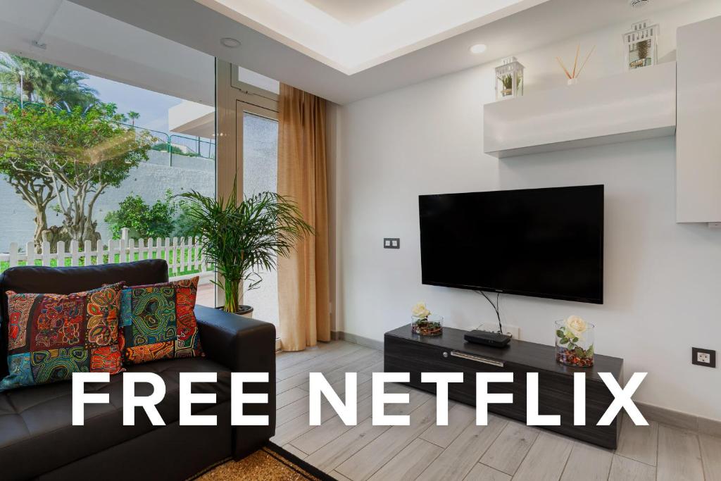 Televízia a/alebo spoločenská miestnosť v ubytovaní Modern & Elegant Loft