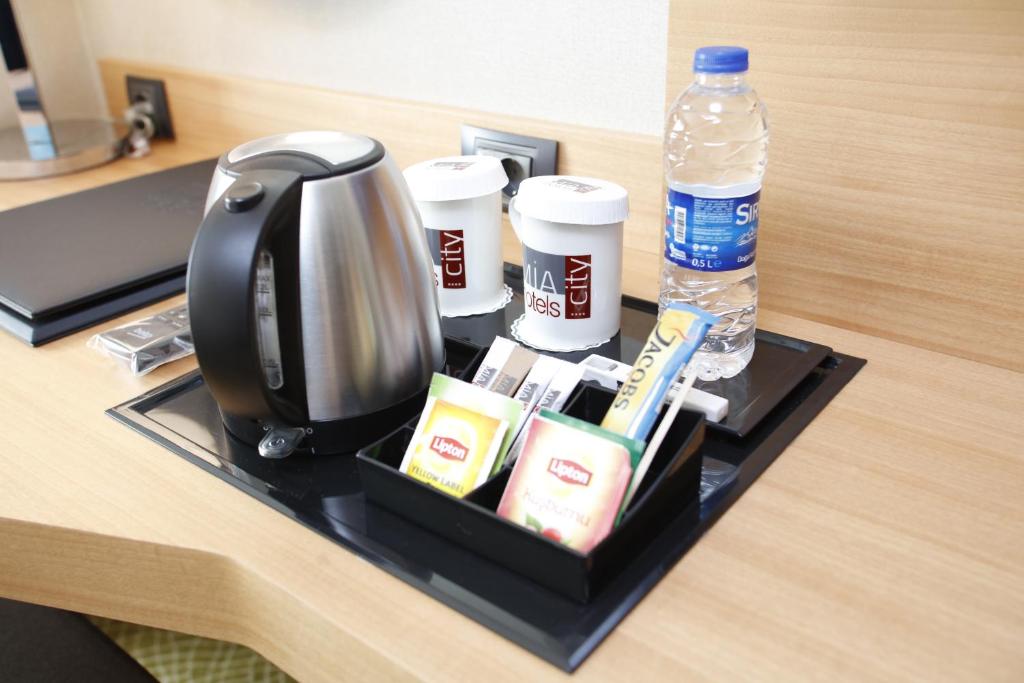 Příslušenství pro přípravu čaje a kávy v ubytování Mia City Hotel