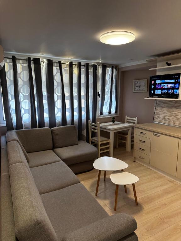 een woonkamer met een bank en een tafel bij Apartment Centre View New Bazaar in Tirana