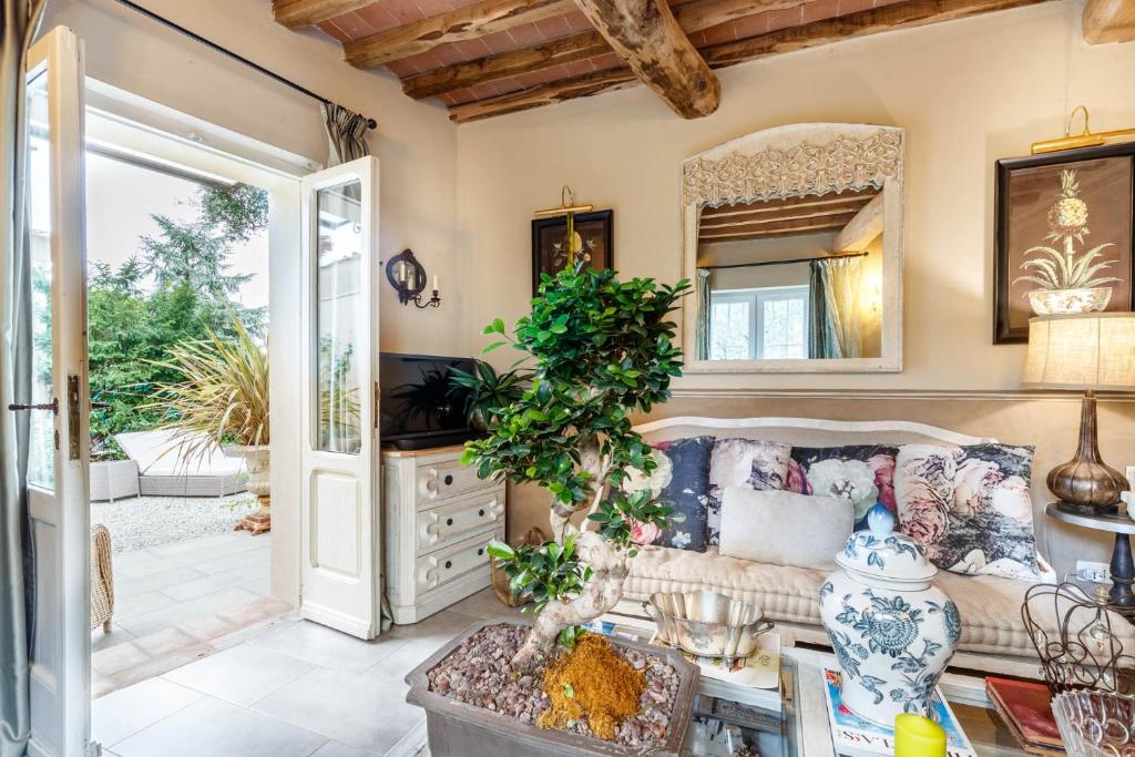 un salon avec un canapé et un miroir dans l'établissement Villa Gianna, the Secret Interior Designer's Private Retreat with Pool, à San Piero in Campo