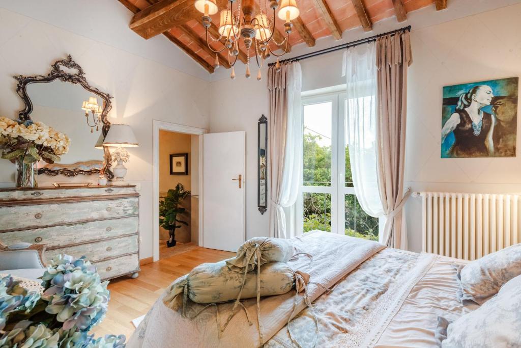 une chambre avec un lit et une grande fenêtre dans l'établissement Villa Gianna, the Secret Interior Designer's Private Retreat with Pool, à San Piero in Campo 66 autres photos