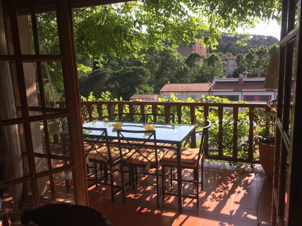 d'une terrasse avec une table et des chaises sur un balcon. dans l'établissement Vacaciones en maresme casa para 7 personas, à Barcelone