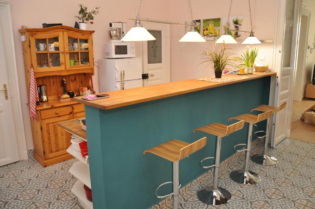 ブダペストにあるMatyas House in the City Centerのキッチン(青いカウンター、スツール付)