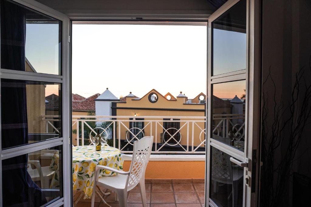 een balkon met een tafel en stoelen en uitzicht bij Casa Juana, Adeje in Adeje