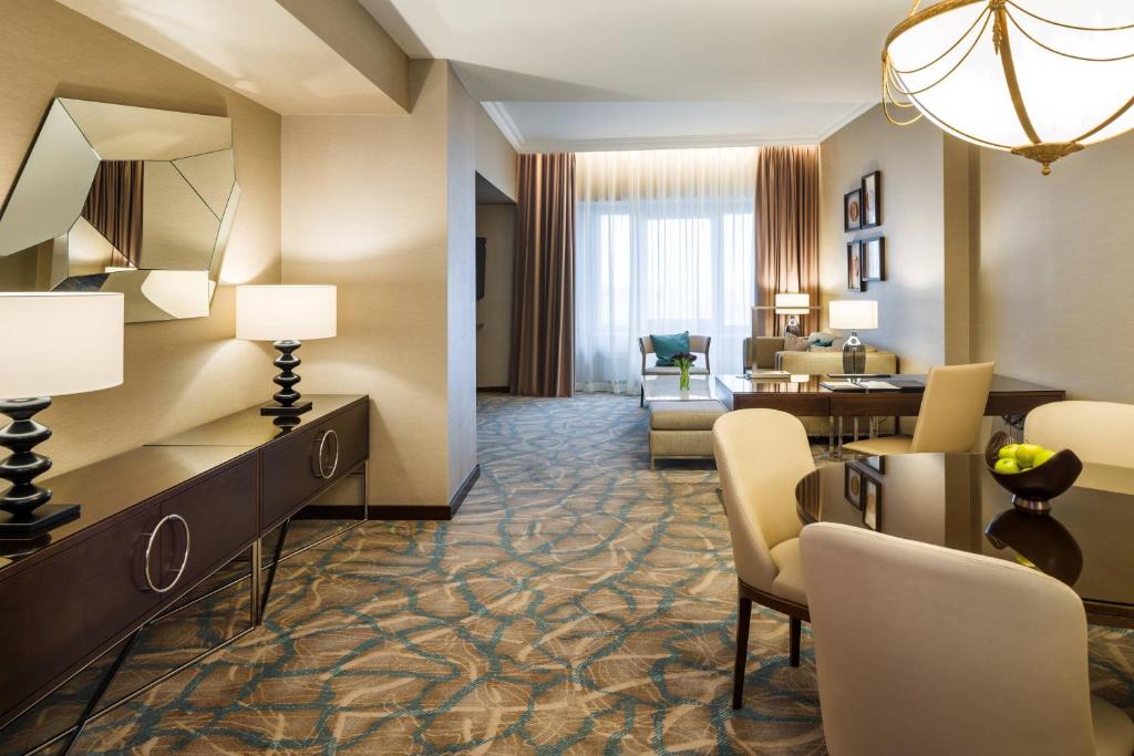 O zonă de relaxare la JW Marriott Bucharest Grand Hotel