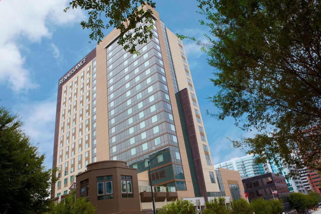 un edificio alto con muchas ventanas en Renaissance Atlanta Midtown Hotel, en Atlanta