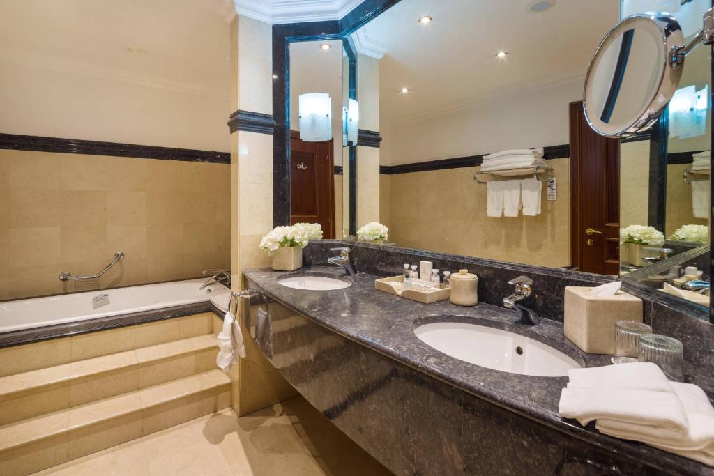 O baie la JW Marriott Bucharest Grand Hotel