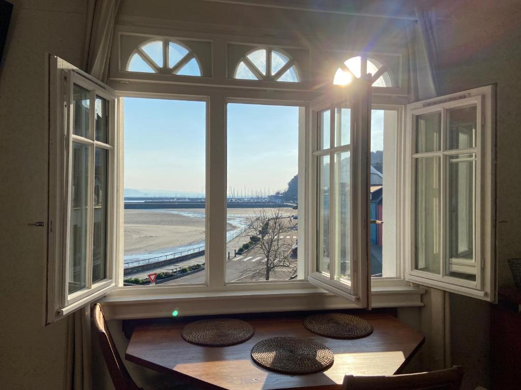 ventana con mesa y vistas al océano en L améthystes, en Crozon
