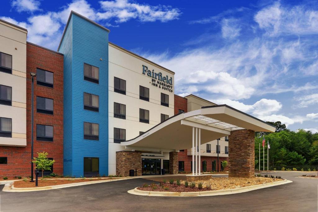 uma representação de um hotel com um edifício em Fairfield Inn & Suites by Marriott Asheville Weaverville em Weaverville
