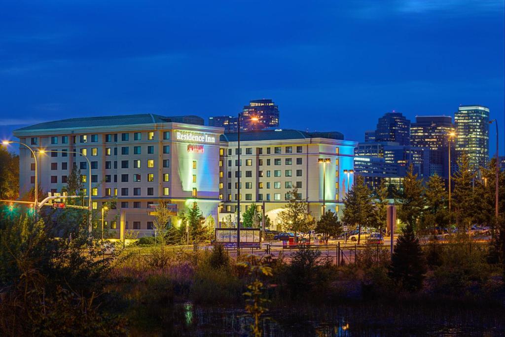 Residence Inn Seattle Bellevue Downtown في بلفيو: مبنى يتم تشغيله في مدينة في الليل