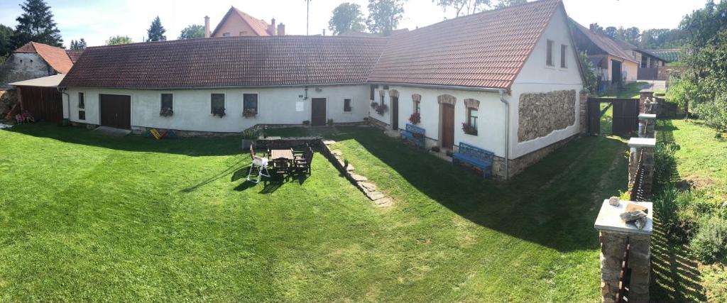 eine Luftansicht eines Hauses mit Hof in der Unterkunft Ubytování Újezdec u Prachatic 