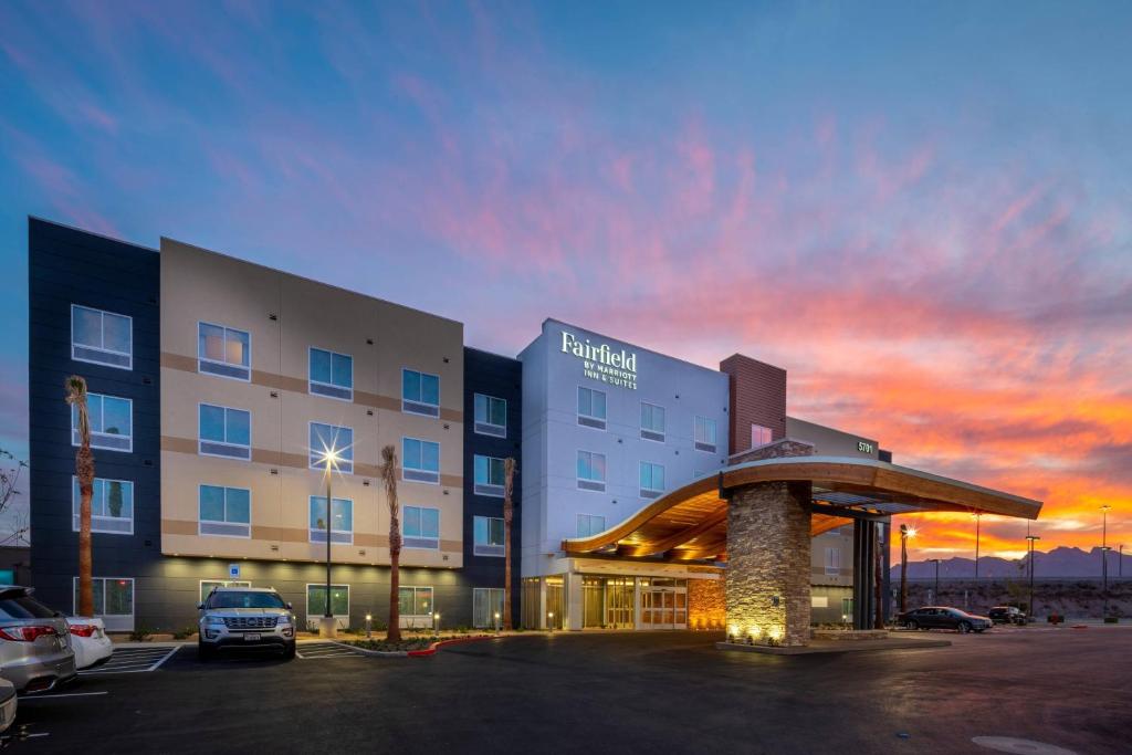 un hôtel avec un parking en face d'un bâtiment dans l'établissement Fairfield Inn & Suites Las Vegas Northwest, à Las Vegas