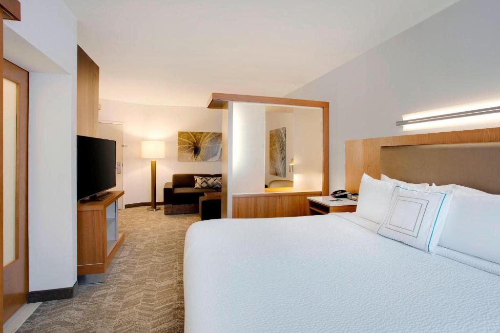 Habitación de hotel con cama y TV en SpringHill Suites Hartford Airport/Windsor Locks, en Windsor Locks