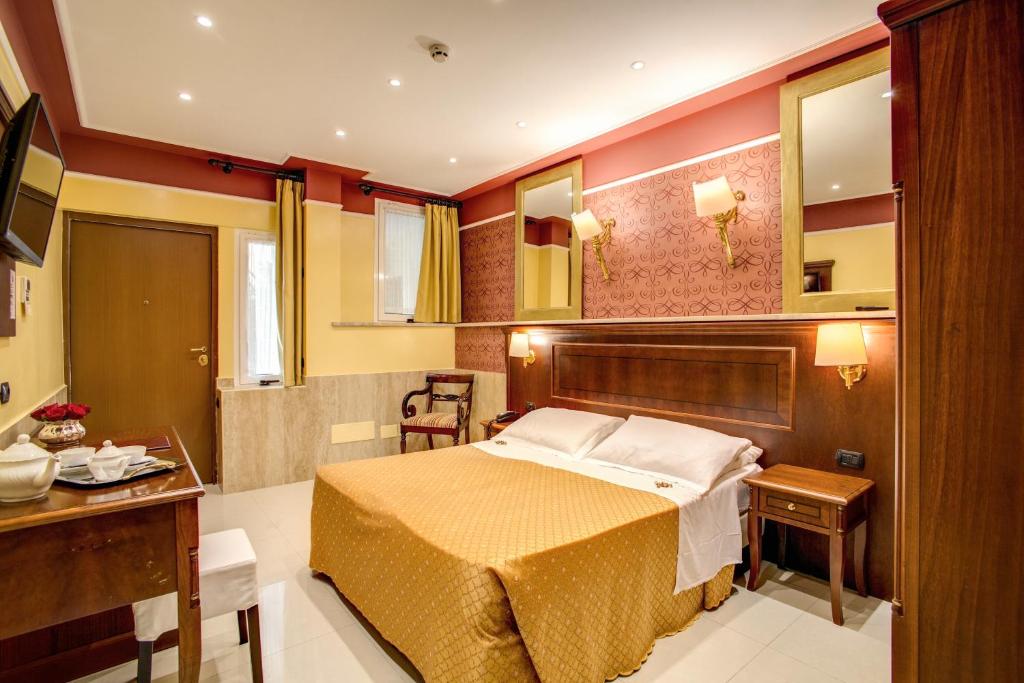 1 dormitorio con cama, mesa y escritorio en Aurelius Art Gallery Hotel en Roma