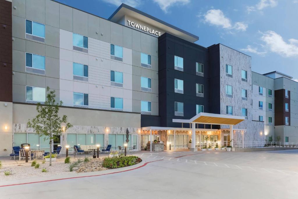 una imagen de la parte delantera del hampton inn suites hotel en TownePlace Suites Amarillo West/Medical Center, en Amarillo