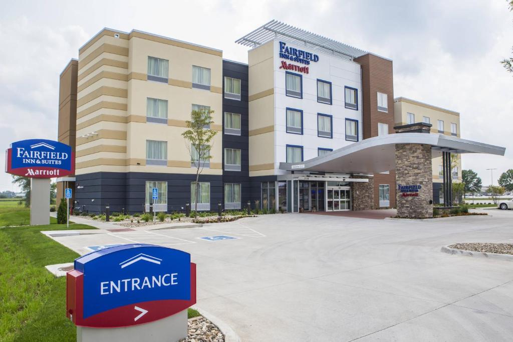 un accès à un hôtel dans l'établissement Fairfield Inn & Suites by Marriott Waterloo Cedar Falls, à Waterloo