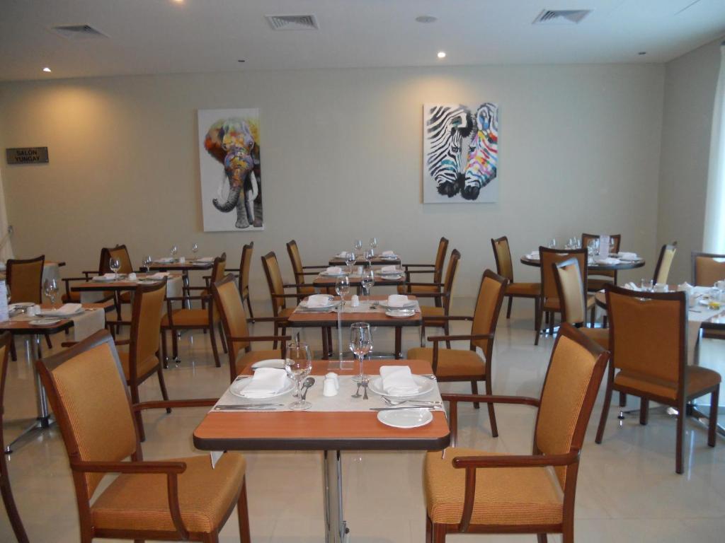 Un restaurante u otro lugar para comer en Hotel Diego de Almagro Chillan