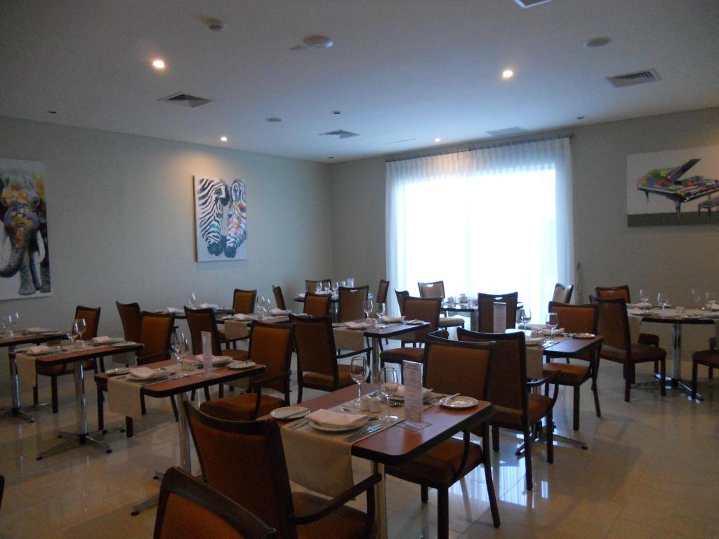 Un restaurante u otro lugar para comer en Hotel Diego de Almagro Chillan