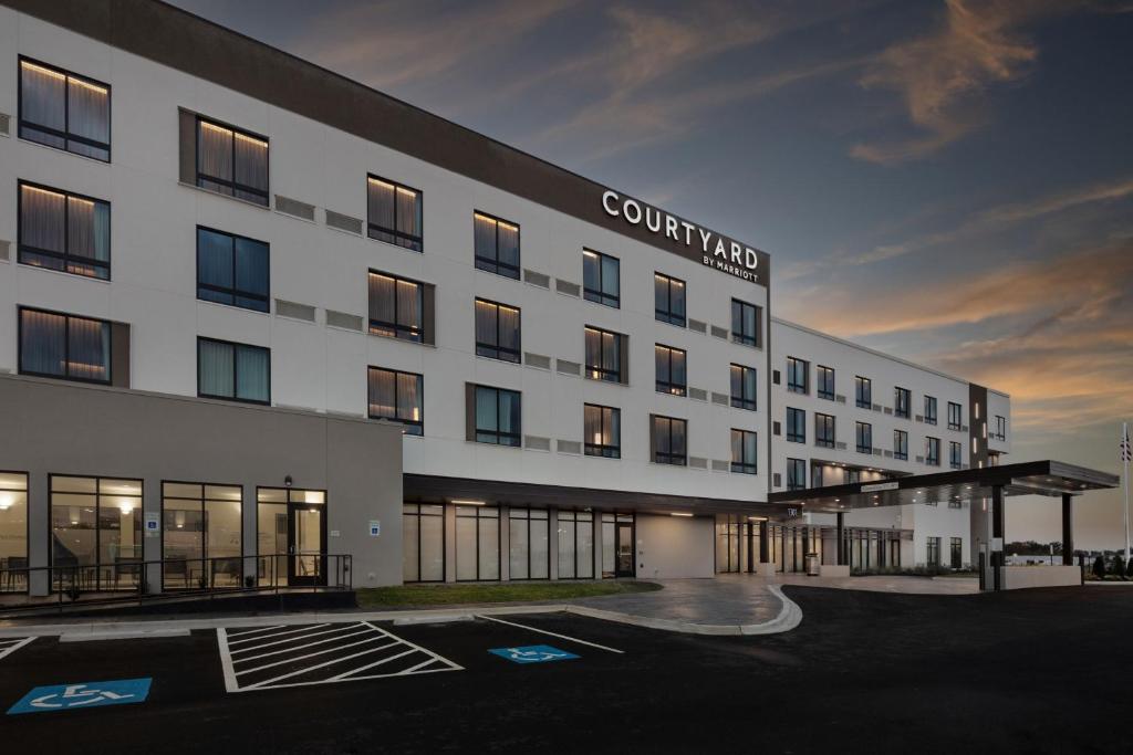 uma representação da frente de um edifício em Courtyard by Marriott Conway em Conway