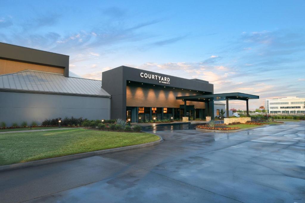 a building with a court yard in front of it at Courtyard by Marriott Dallas DFW Airport North/Irving in Irving